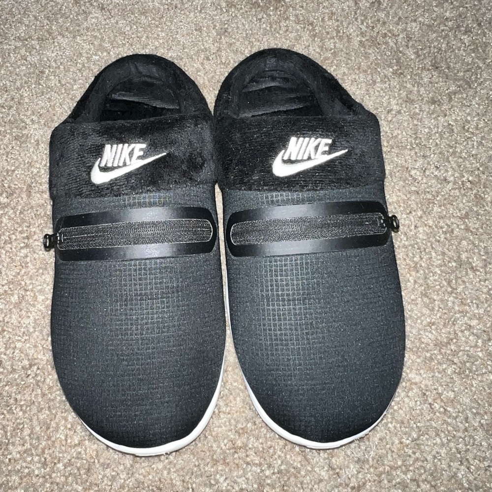 Women’s Nike slippers